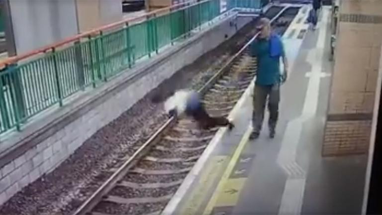 Σοκαριστικό βίντεο: Την σπρώχνει στις γραμμές του τρένου και φεύγει ανενόχλητος